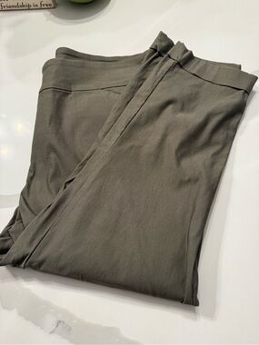 Tribal Green Cropped Cuff Pants. Size 20w. Rayon Blend. Pull On.
